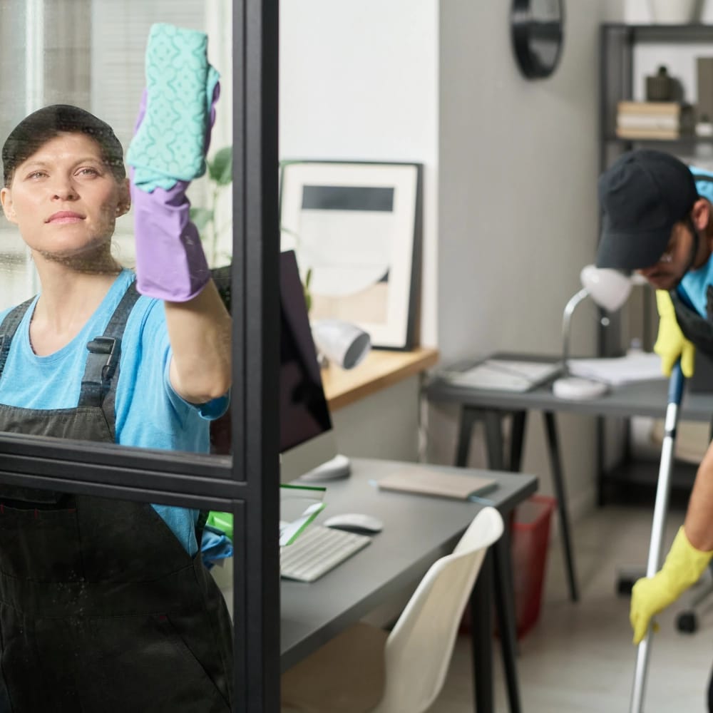 Reinigungskraft bei der professionellen Gebäudereinigung in Lübeck mit moderner Ausrüstung